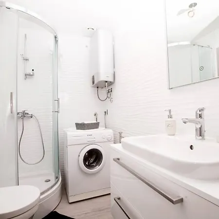 Luxury Modern Two Bedroom Penthouse On The Beach * سبليت